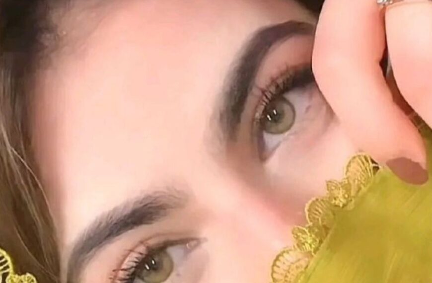 Best 2-Lines Shayari On Eyes for beautiful girls to propose